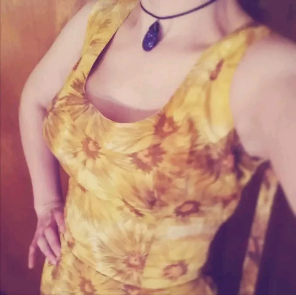 Vintage 1960s Wiggle dress with floral design - Picture 1 of 1